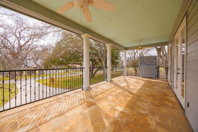 Building Photo - 322 Lake Placid Dr