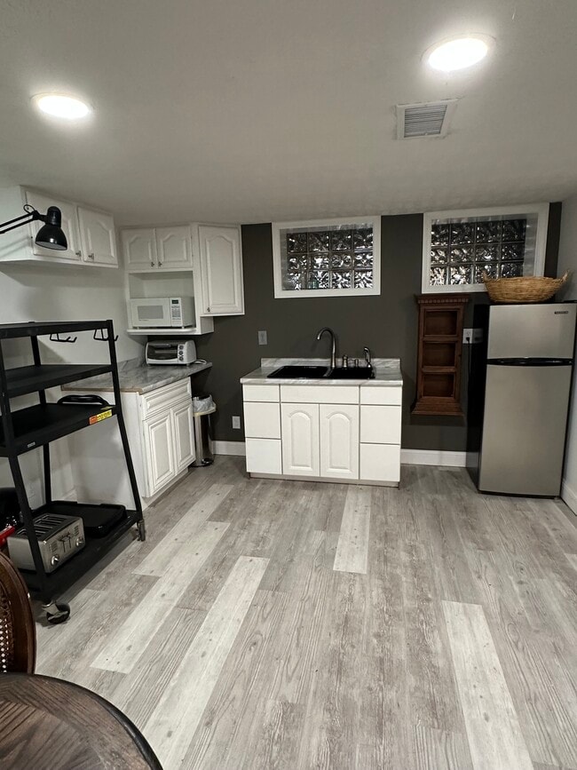Kitchenette - 2472 S Belvoir Blvd