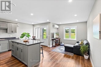 Building Photo - 18 Maple Golf Crescent