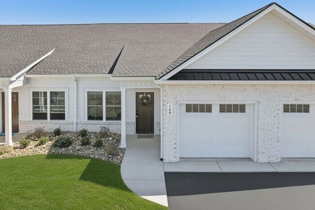 Foto del edificio - Finally, Space to Breathe — One-Level Homes, Not Crowded Apartments