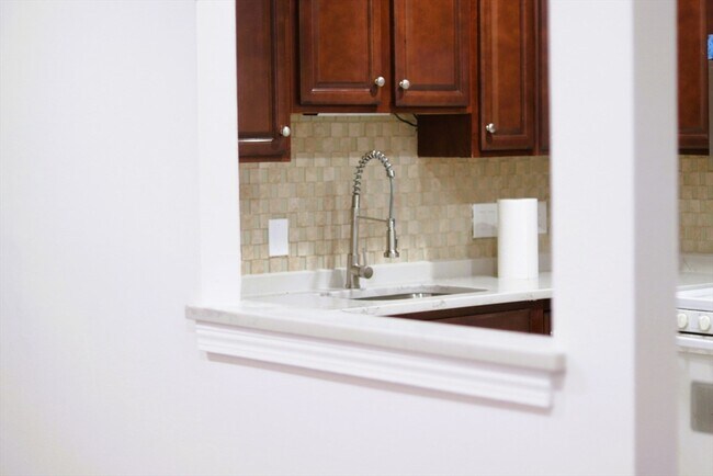 Building Photo - 685 Oak St