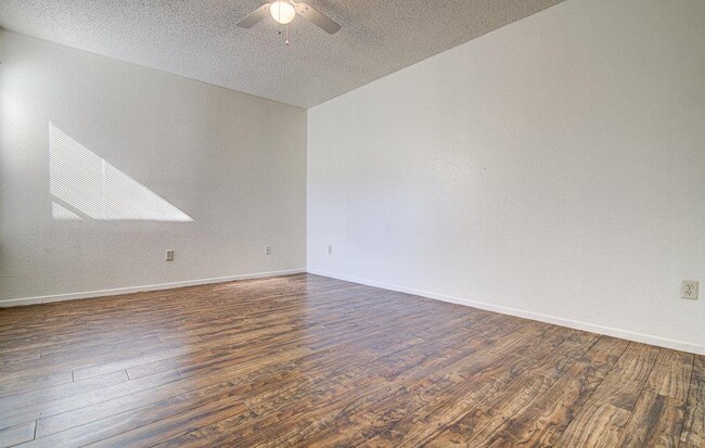 Foto del edificio - 8110 West Gate Blvd