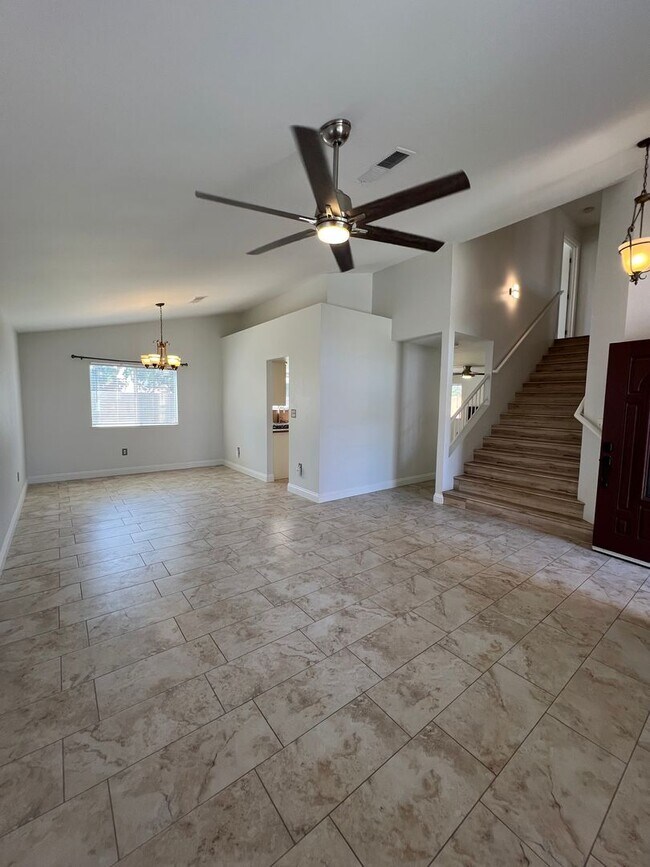 Building Photo - 7501 Canyon Clover Dr