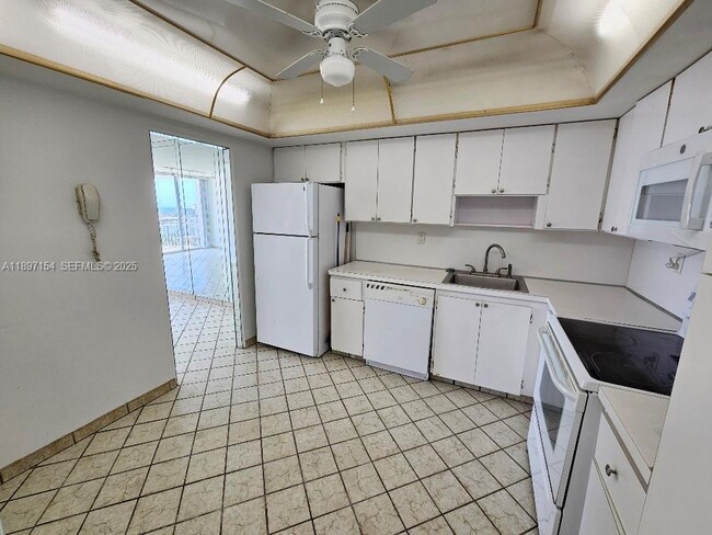 Building Photo - 18031 Biscayne Blvd