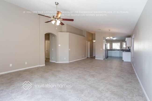 Foto del edificio - 883 E Lovegrass Dr