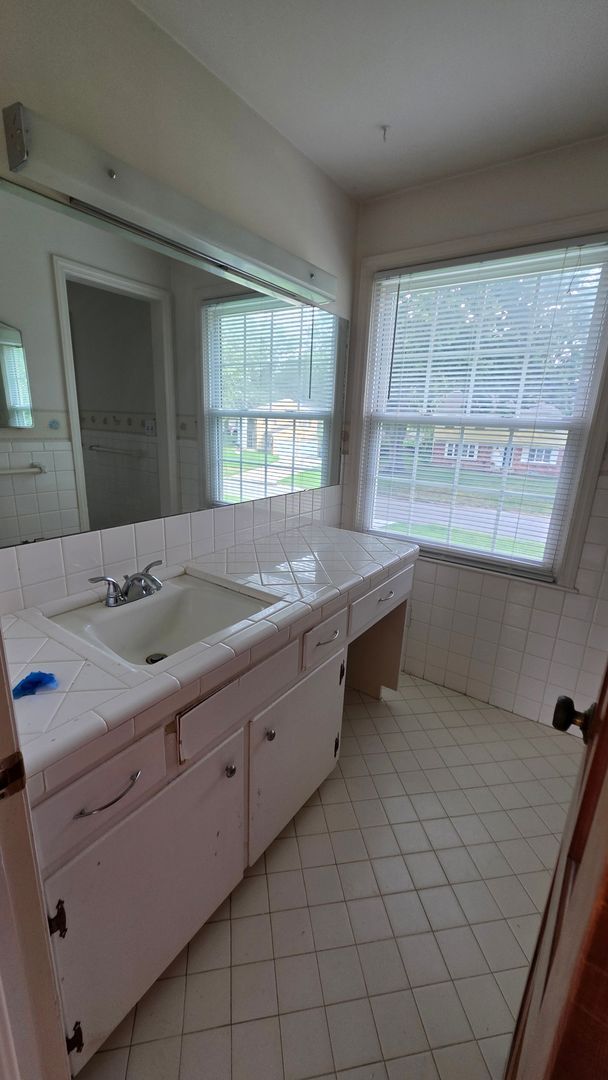 Foto del edificio - 4-Bedroom, 3.5 Bath Single Family for Rent in Kansas City, MO | Large Fenced Backyard & Modern Ki...