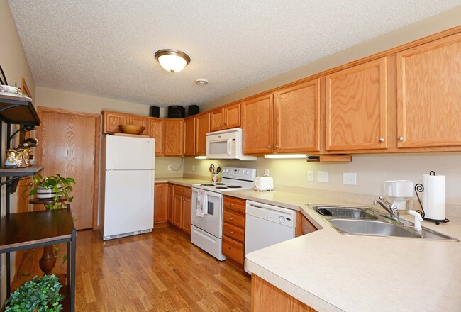 Foto del edificio - Gorgeous 3 bed 2 bath end-unit Waconia Tow...