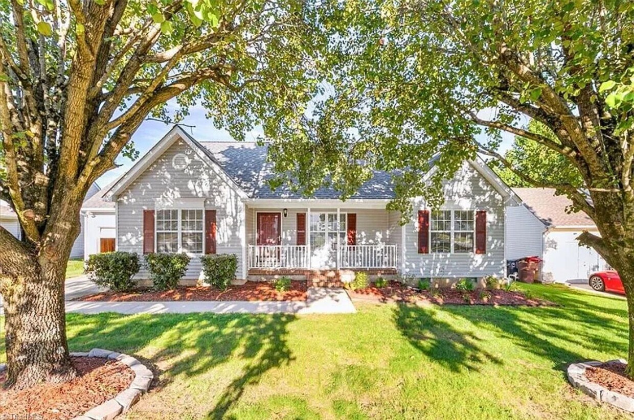 Foto principal - Charming 3Bed/2Bath house with 1 car garag...