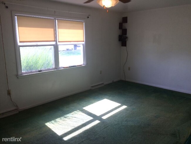 Building Photo - 2 br, 1 bath Townhome - 2211 Airport Road