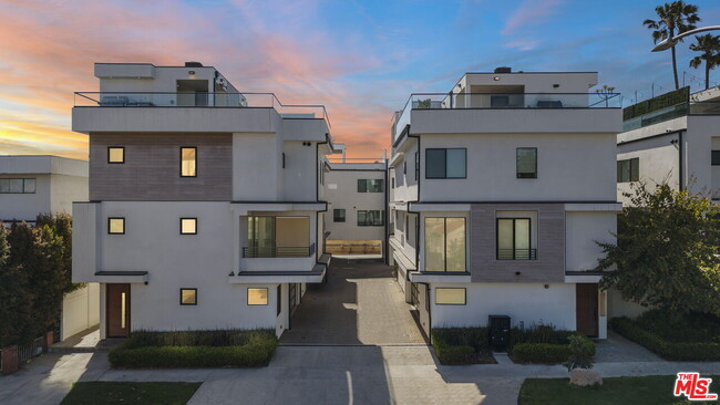 Building Photo - 733 N Gramercy Pl