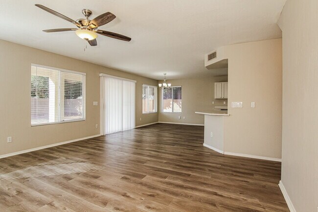 Foto del edificio - 14837 W Columbine Dr