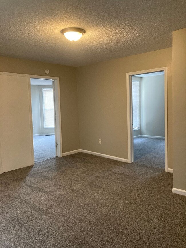 Building Photo - 3 Bedroom, 1 bathroom House!