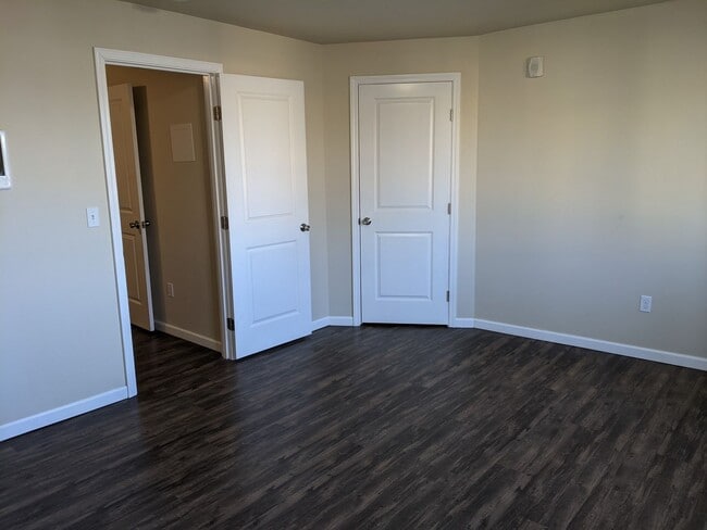 Building Photo - 1-Bedroom, 1-Bath Upstairs Apartment In Do...