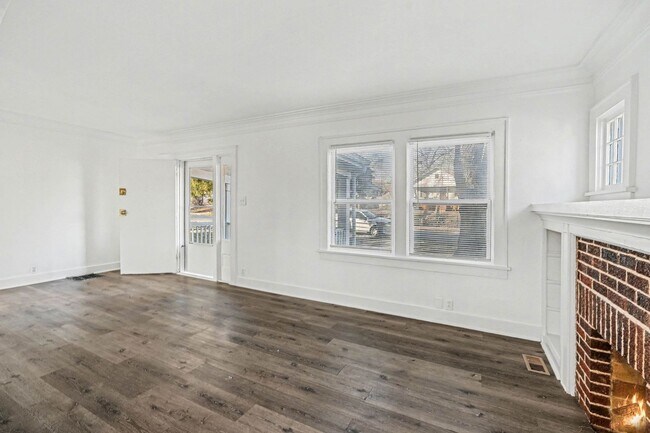 Foto del edificio - 2421 E 67th Terrace