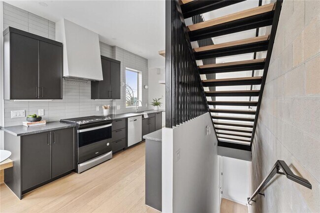 Foto del edificio - Stunning 2-bed/2-bath Condo Available For ...