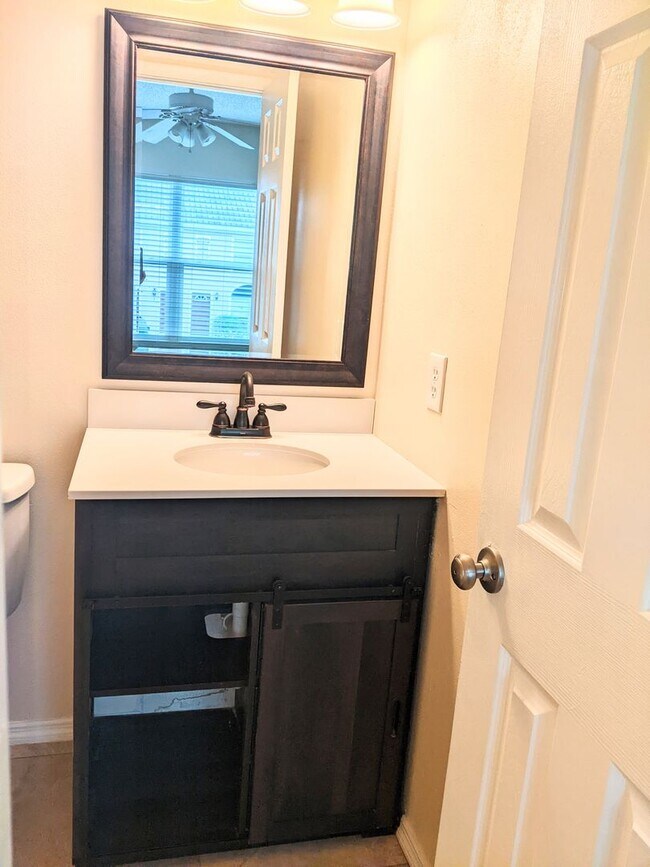 Foto del edificio - Well kept 2 bed/2.5 baths Townhome in the ...