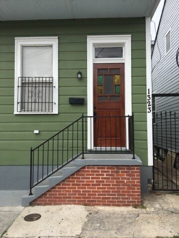 Front Door - 1323 S Saratoga St