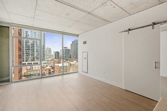 Foto del edificio - 301-339 W Illinois St