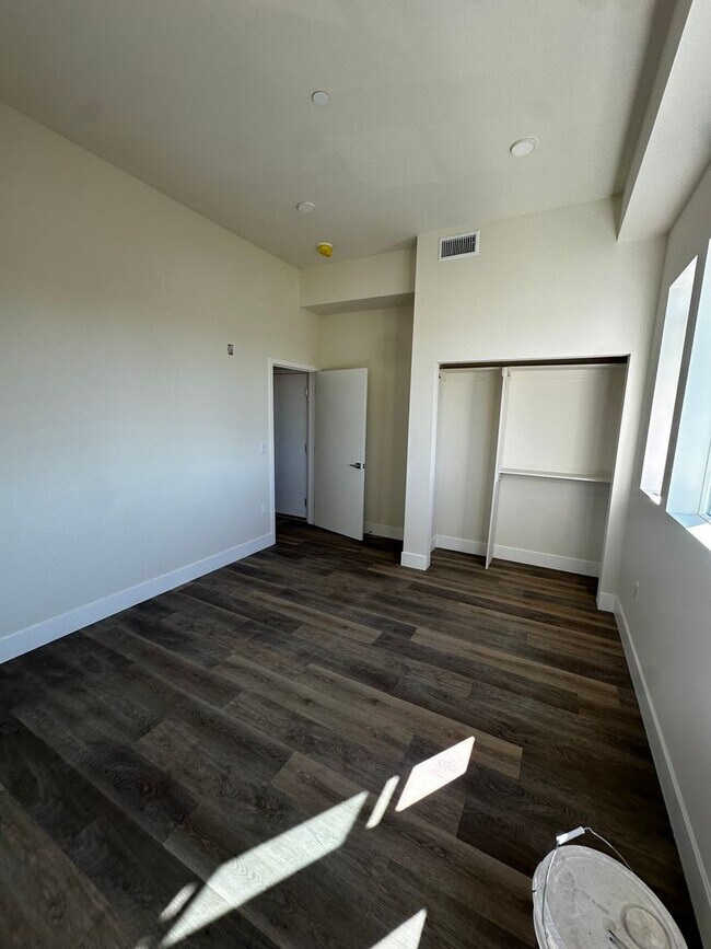 Foto del edificio - 1015 W 21st St