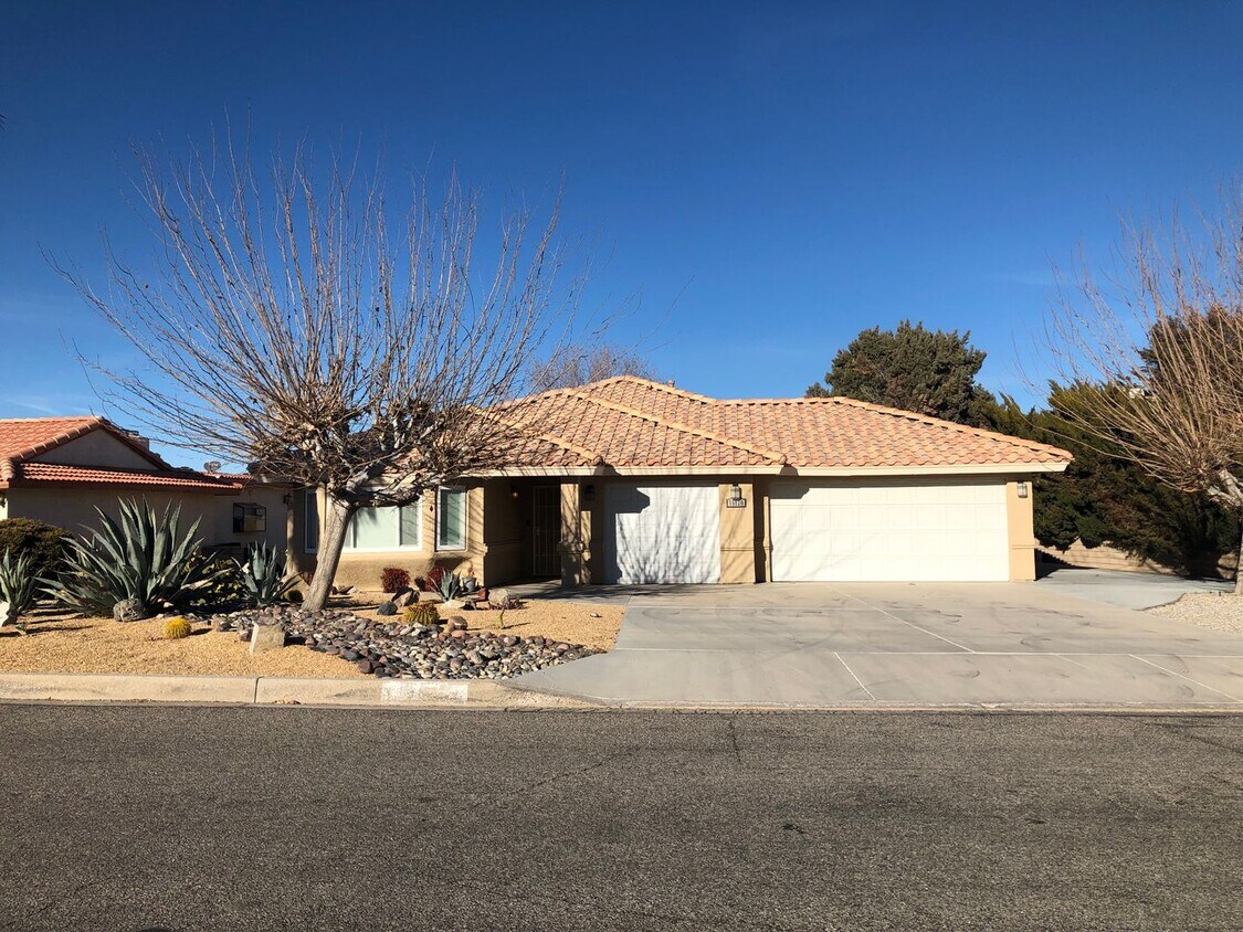 Primary Photo - 3 bedroom 2 bathroom Home in Silver Lakes!...