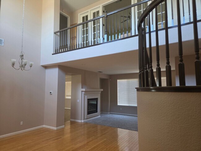 Foto del edificio - Stunning 4 Bed, 4 Bath Two-Story Home