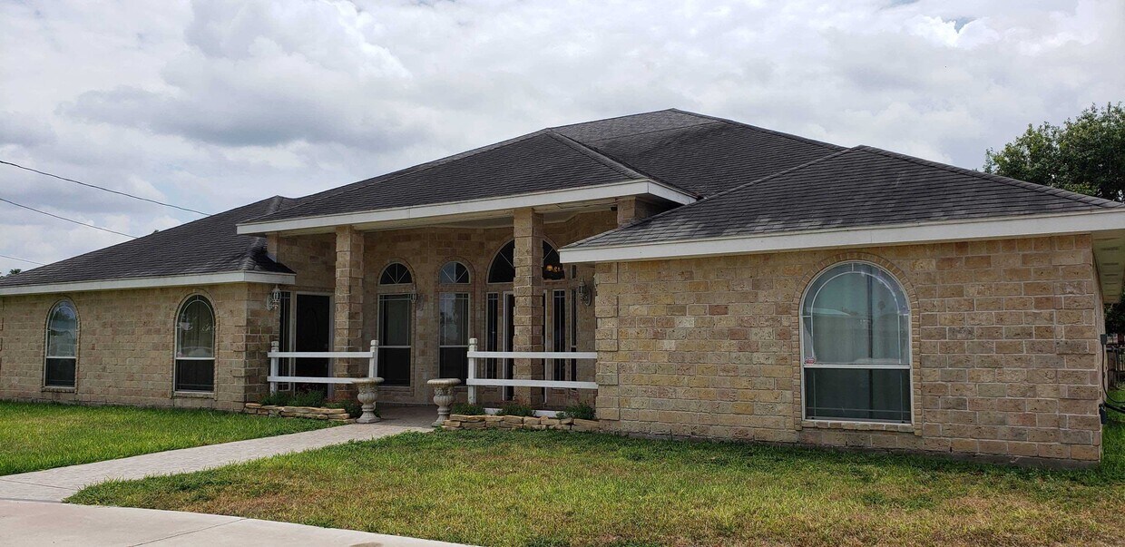 Building Photo - 310 S Val Verde Rd