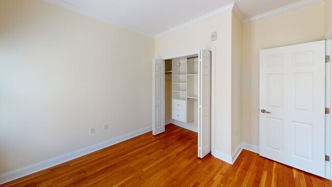 Foto del edificio - 6/1 No Fee! Spacious, sunny 3BR/1.5BA between Harvard & Porter!