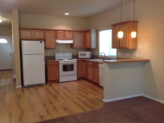 Building Photo - Bright and Airy 3 Bedroom Home with High C...