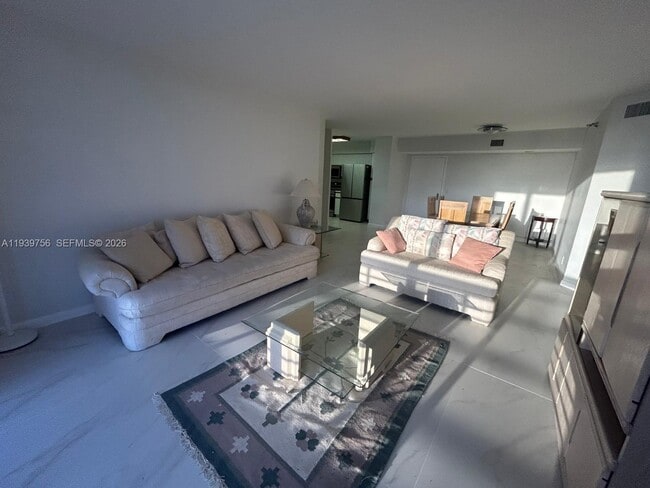 Foto del edificio - 3400 NE 192nd St