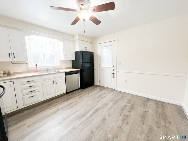 Building Photo - 458 Meadowside Rd