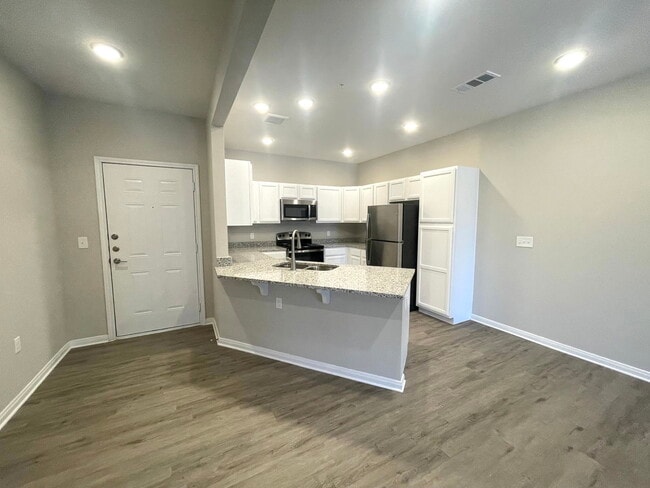 Building Photo - 300 Willow Grv Wy