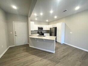 Building Photo - 300 Willow Grv Wy