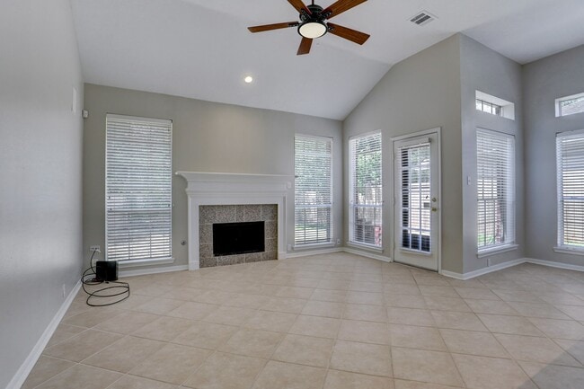 Foto del edificio - 14019 Lake Trail Dr