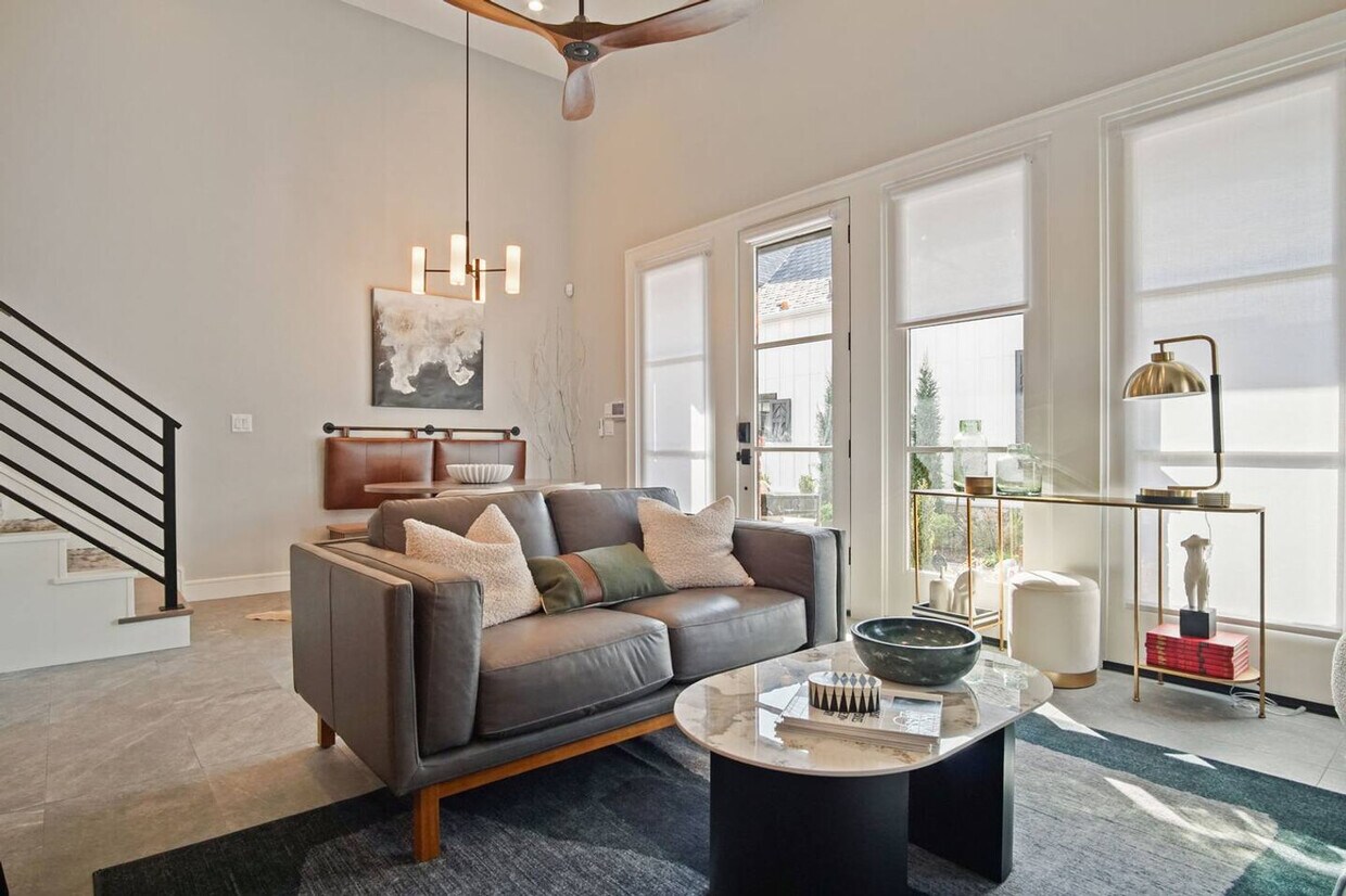 Foto principal - 225 W 1st St