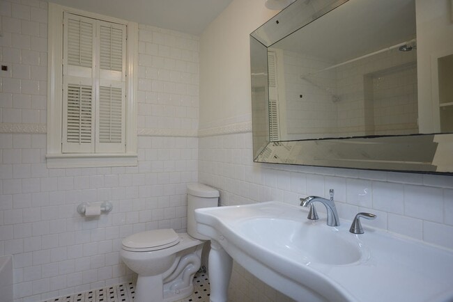 Building Photo - Centrally Located 2BR/2BA in Georgetown