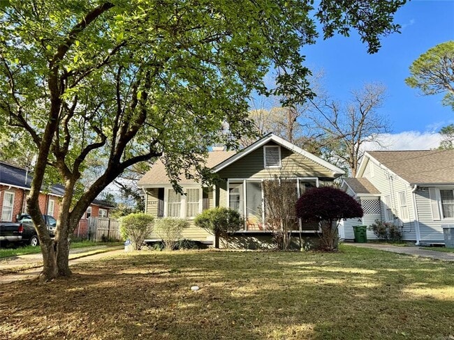 Building Photo - 2237 Winona Ave