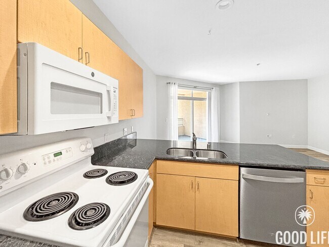 Foto del edificio - Stylish 1BD/1BA Condo in Cortez Hill with Balcony, In-Unit W/D & Pool Views