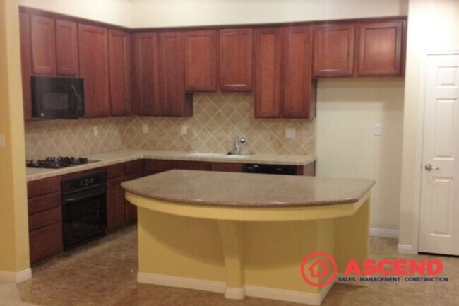 Foto del edificio - Beautiful 4-Bedroom Home in Northwest Bakersfield