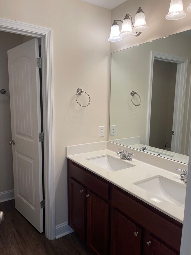 Foto del edificio - 3 bed 2.5 townhome Available now!