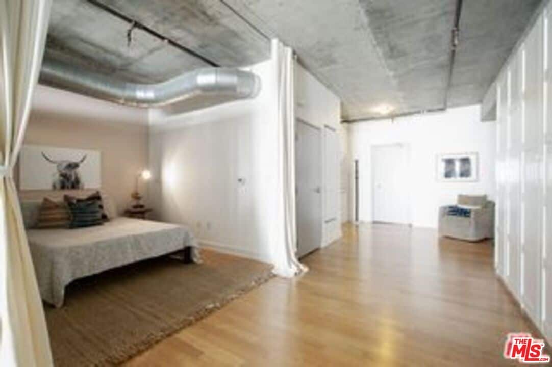 Building Photo - 645 W 9th St