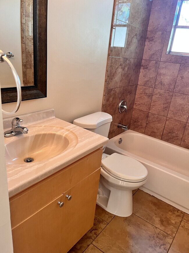 Baño - 2658 Mangrove St