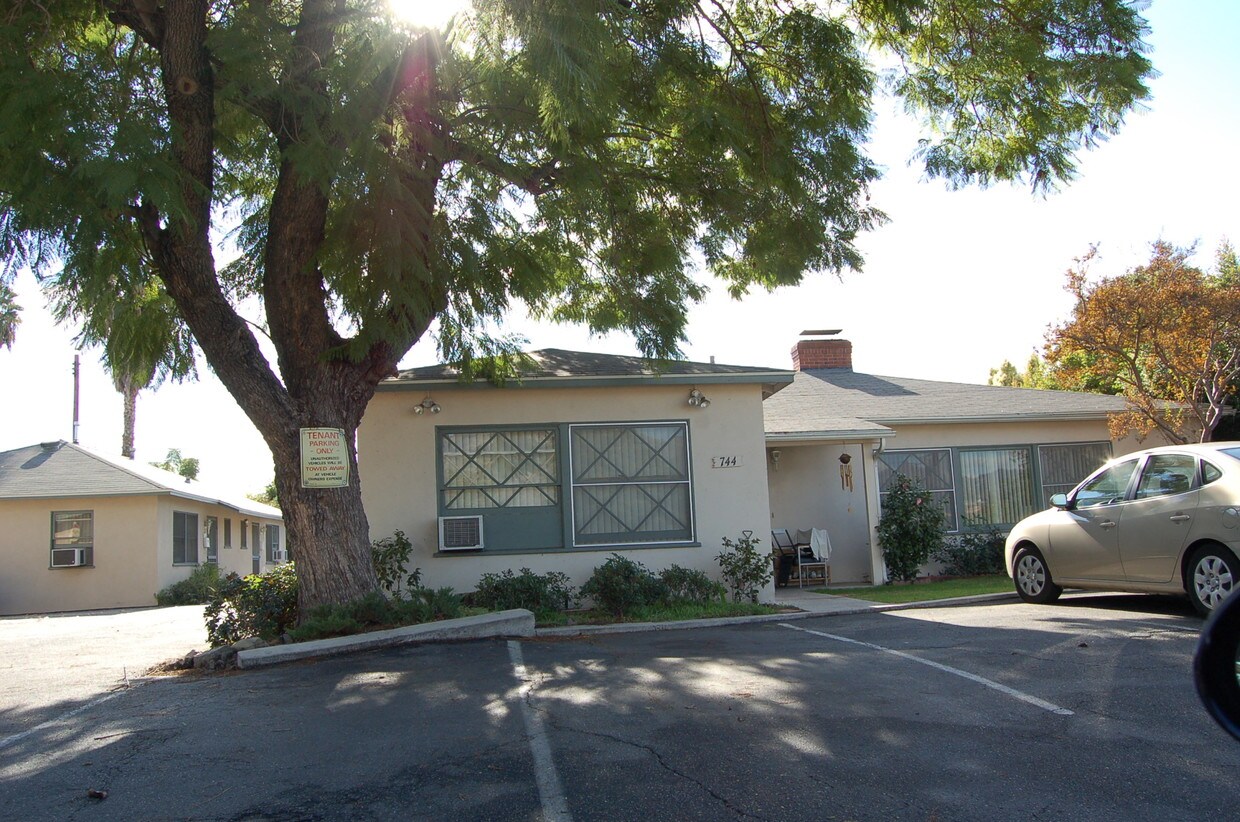 Building Photo - Quadruplex + 1 Home