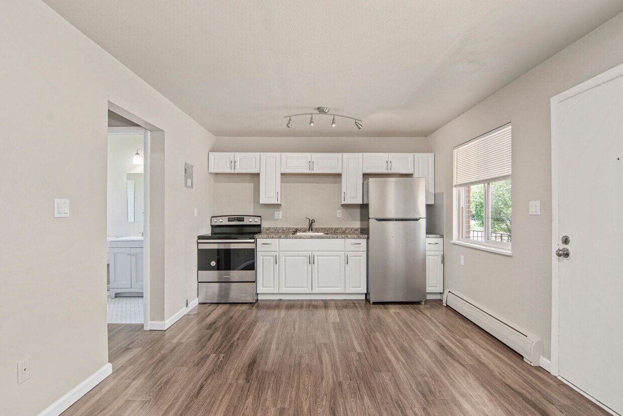 Foto principal - Remodeled and Old Colorado City under $1k