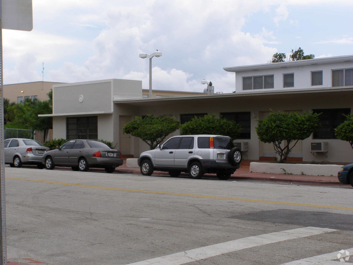 Building Photo - 7500 Dickens Ave