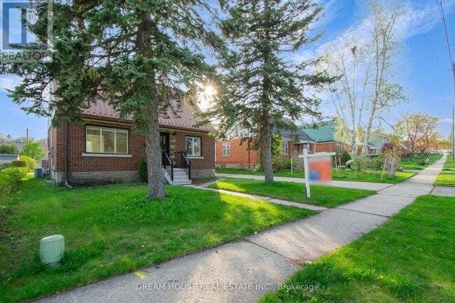 Building Photo - 47 Ellis Crescent N