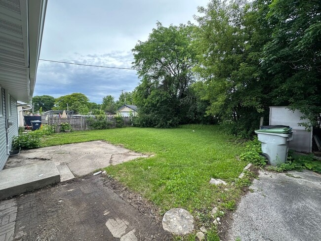 Building Photo - 6656 W Brentwood Ave