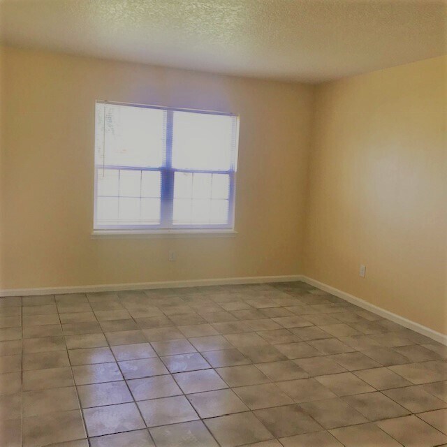 Building Photo - 742 Leopard Ct