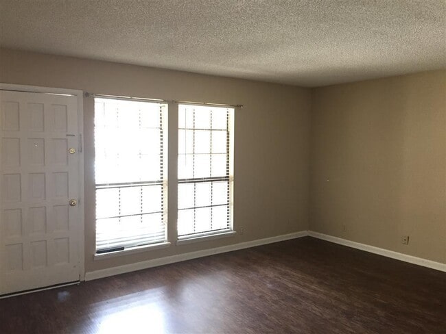 Building Photo - Renovated and Affordable Bellevue Condo