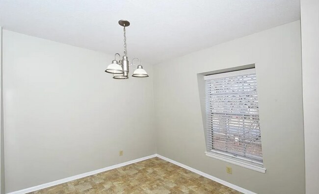 Foto del edificio - Well-maintained 2-bedroom, 1-bath upper level condo in Winston-Salem,