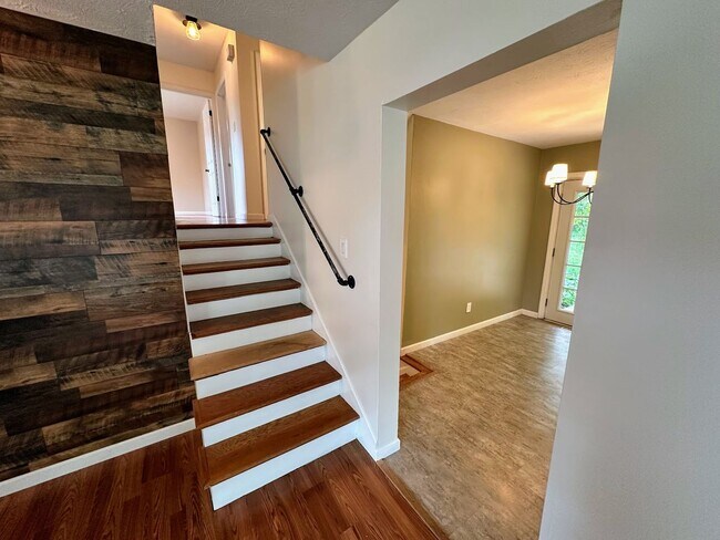 Foto del edificio - AVAILABLE NOW! Spacious 4 BR, 2 Bath House! Wood Floors, Attached Garage, W/D Included